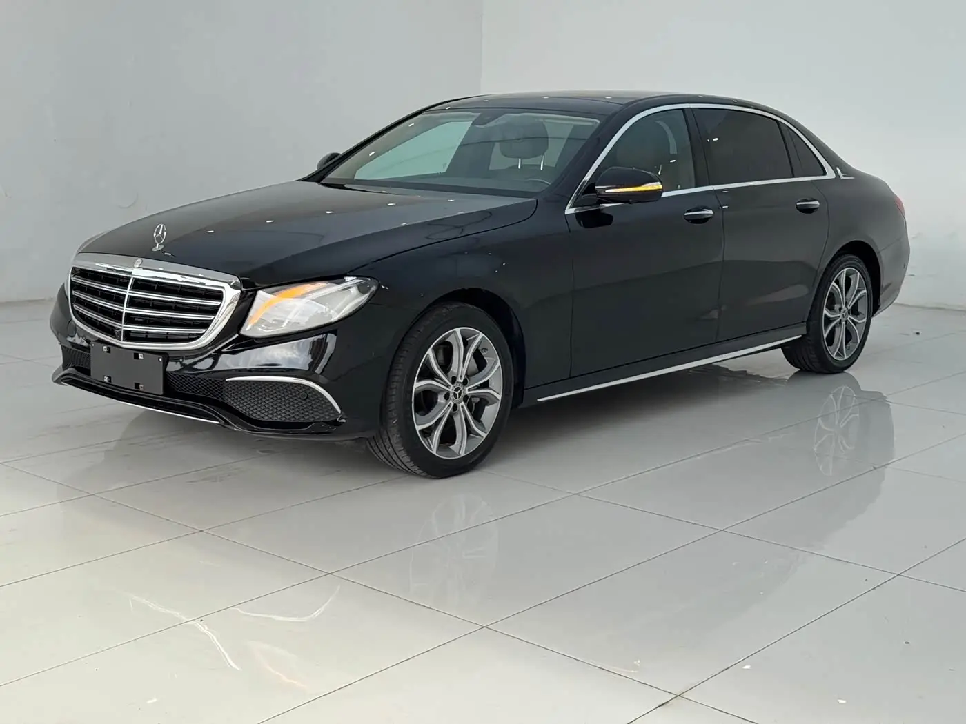 Mercedes-Benz E-Class 2020 — Photo 1/10