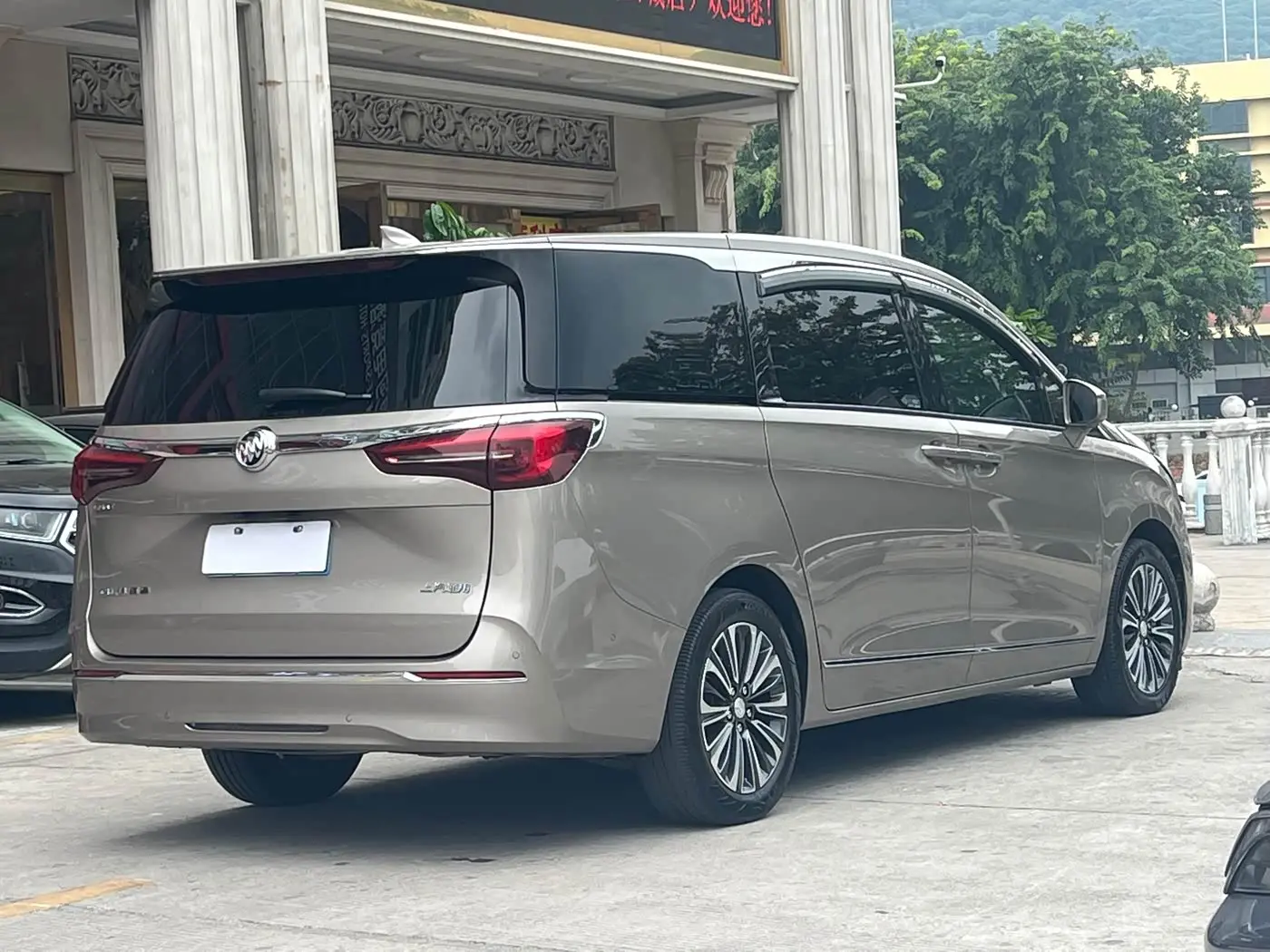 Buick GL8 2022 — Photo 4/18