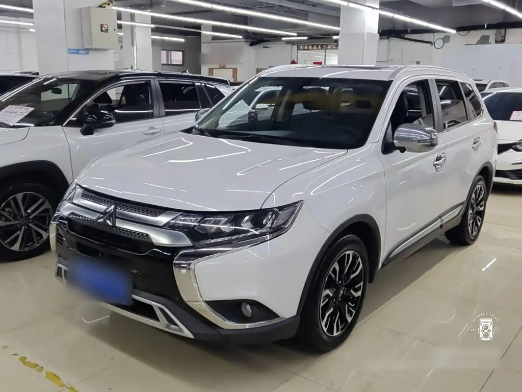 Mitsubishi Outlander 2021 — Photo 2/20