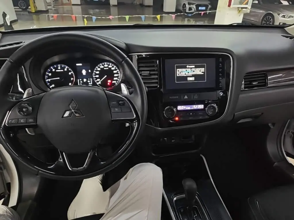 Mitsubishi Outlander 2021 — Photo 10/20