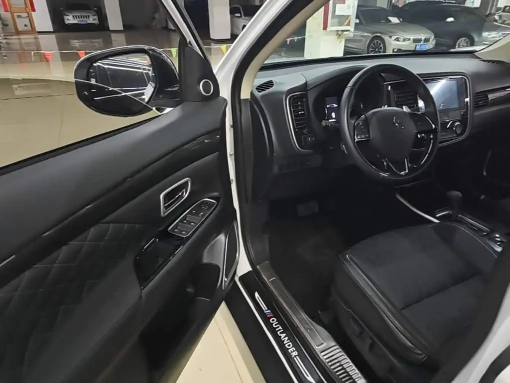 Mitsubishi Outlander 2021 — Photo 15/20
