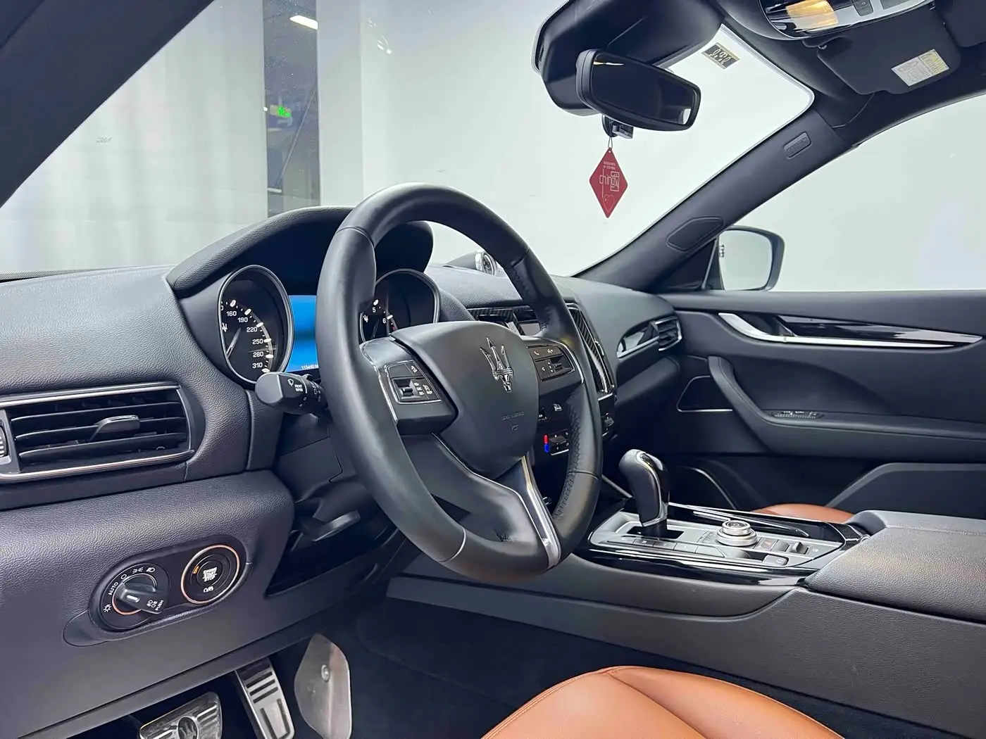 Maserati Levante 2018 — Фото 10/20