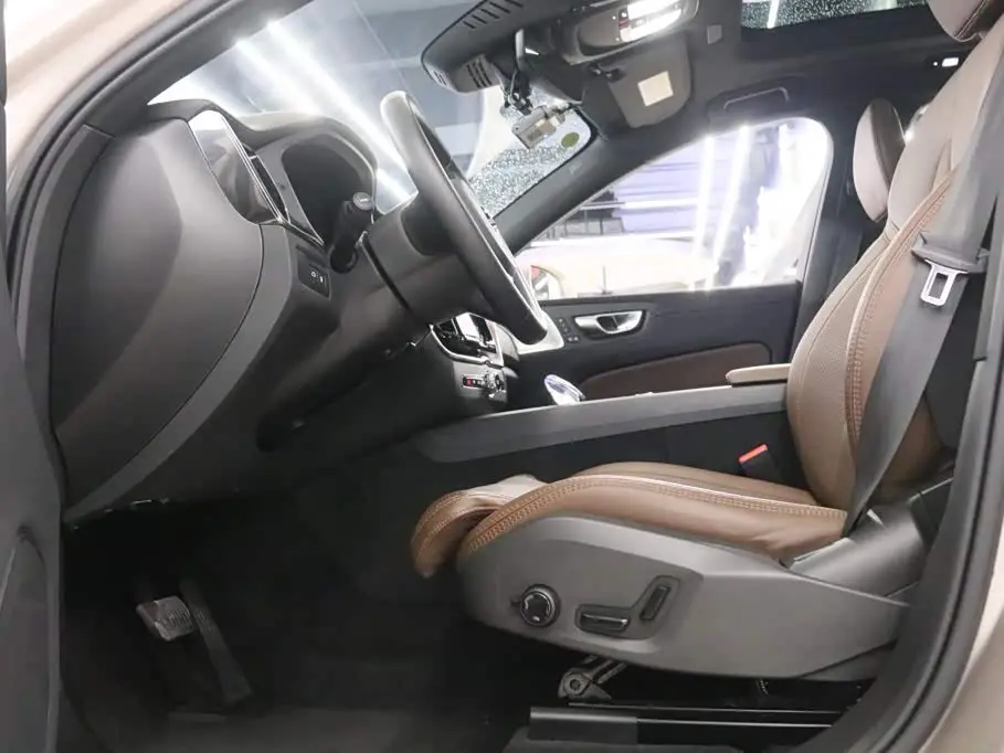 Volvo XC60 Plug-in Hybrid 2024 — Photo 12/19