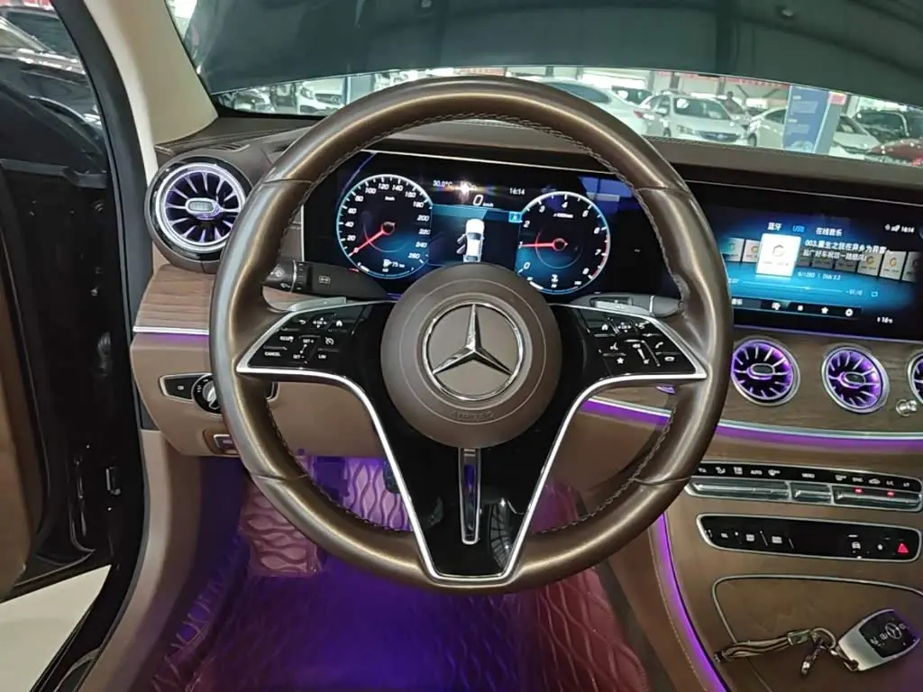Mercedes-Benz E-Class 2022 — Photo 11/20