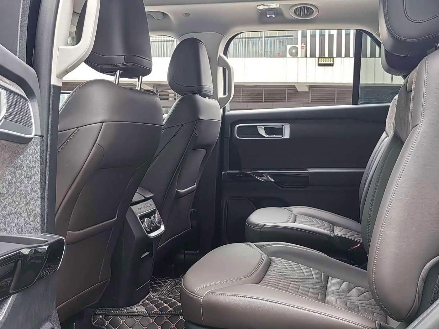 Ford Explorer 2025 — Photo 11/20
