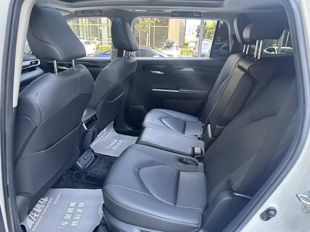 Toyota Highlander 2022 — Photo 9/14