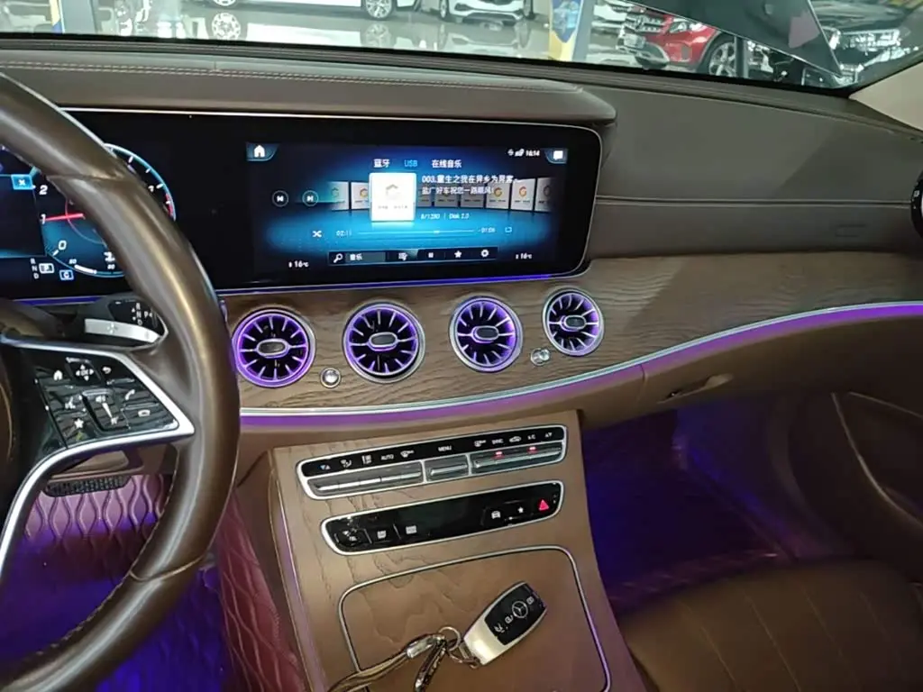 Mercedes-Benz E-Class 2022 — Photo 13/20
