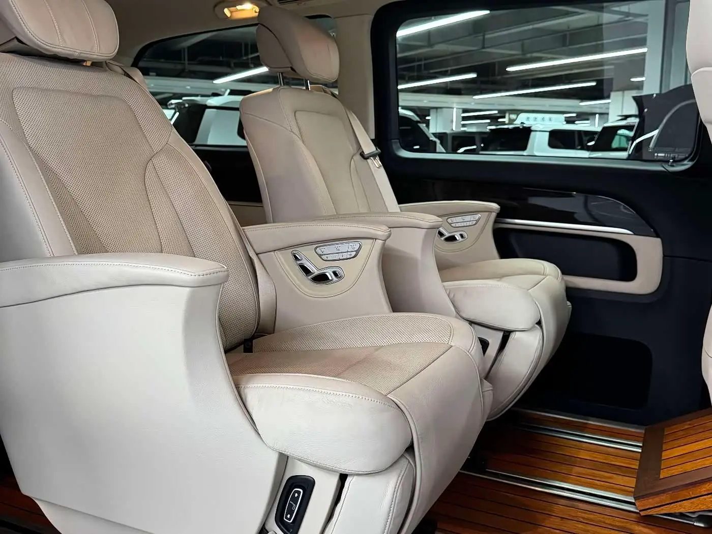 Mercedes-Benz V-Class 2019 — Photo 6/12
