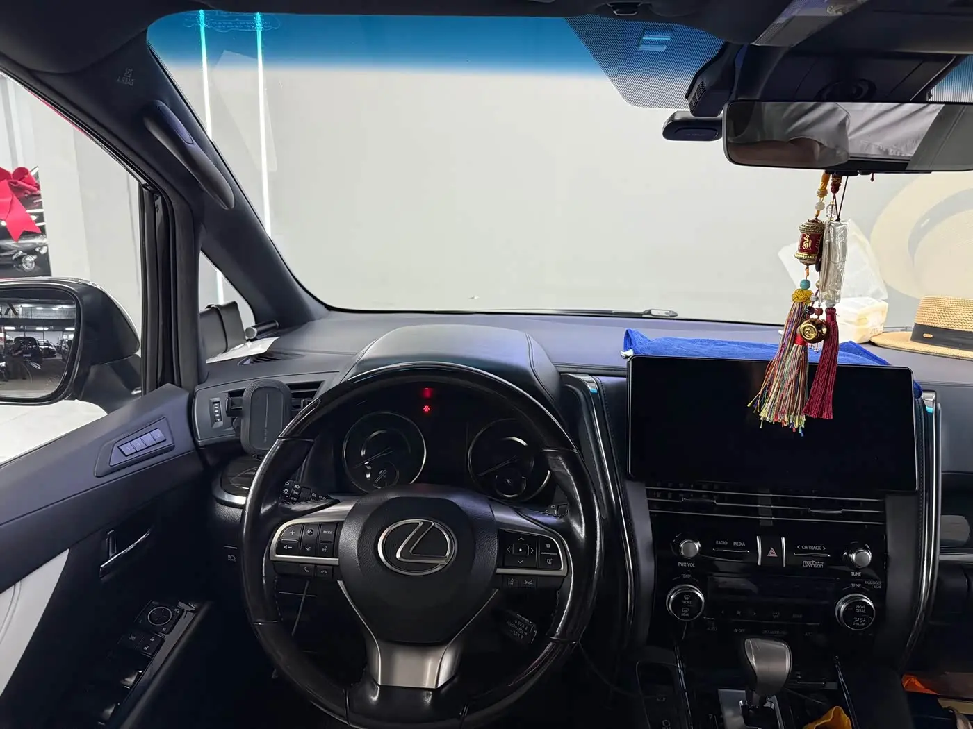 Lexus LM 2021 — Photo 15/15