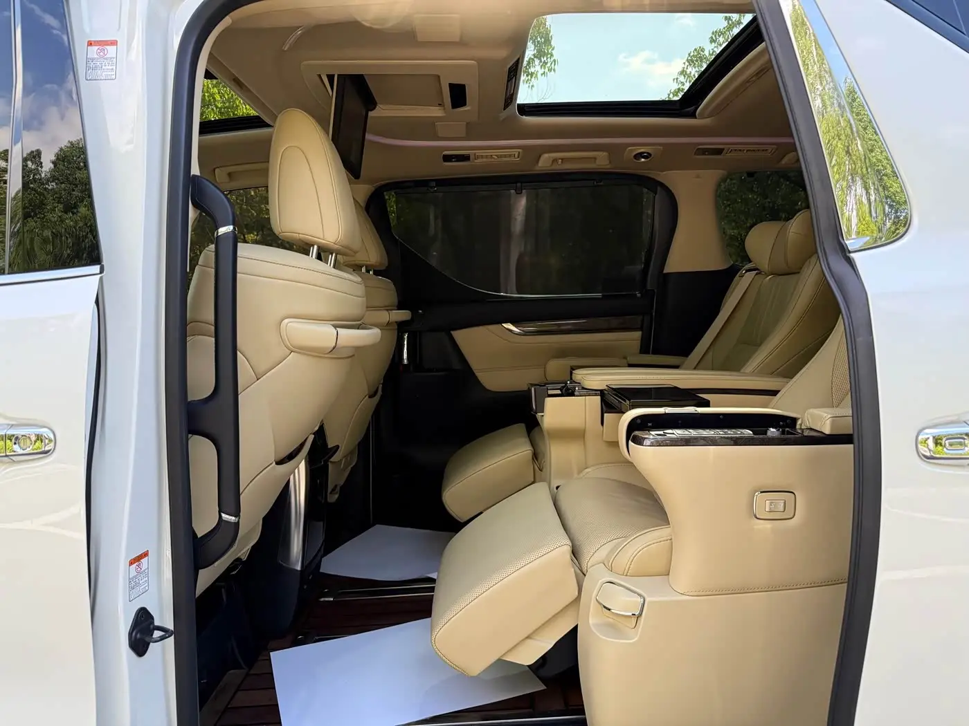 Toyota Alphard 2020 — Photo 19/20