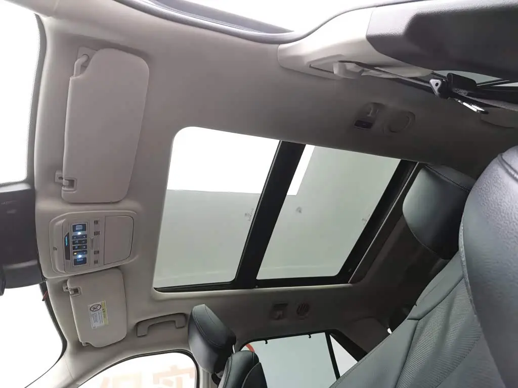 Ford Explorer 2021 — Photo 14/20