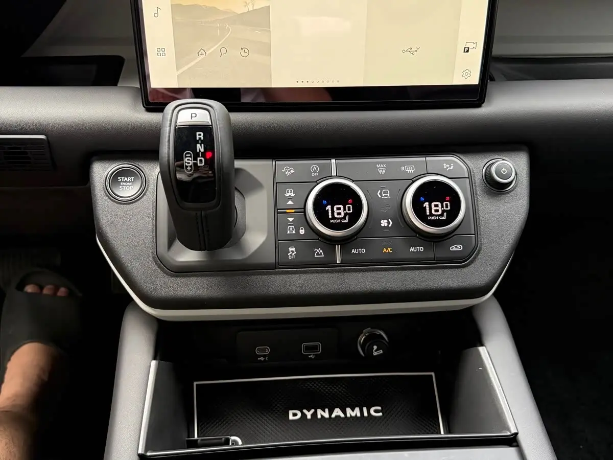 Land Rover Defender 2023 — Photo 12/18