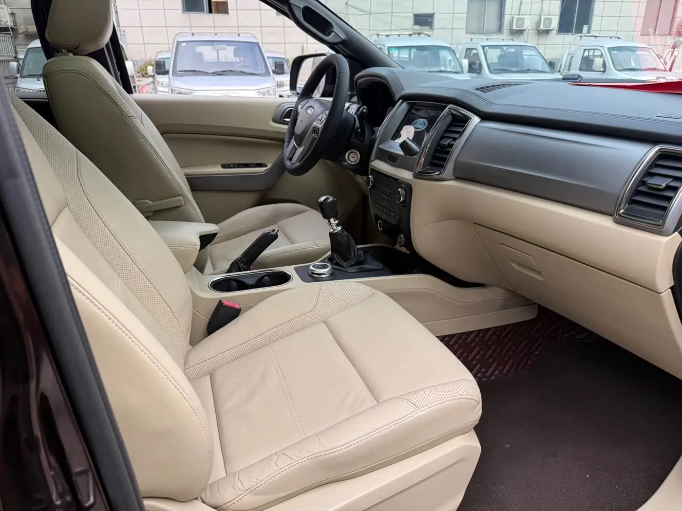 Ford Everest 2017 — ფოტო 10/14