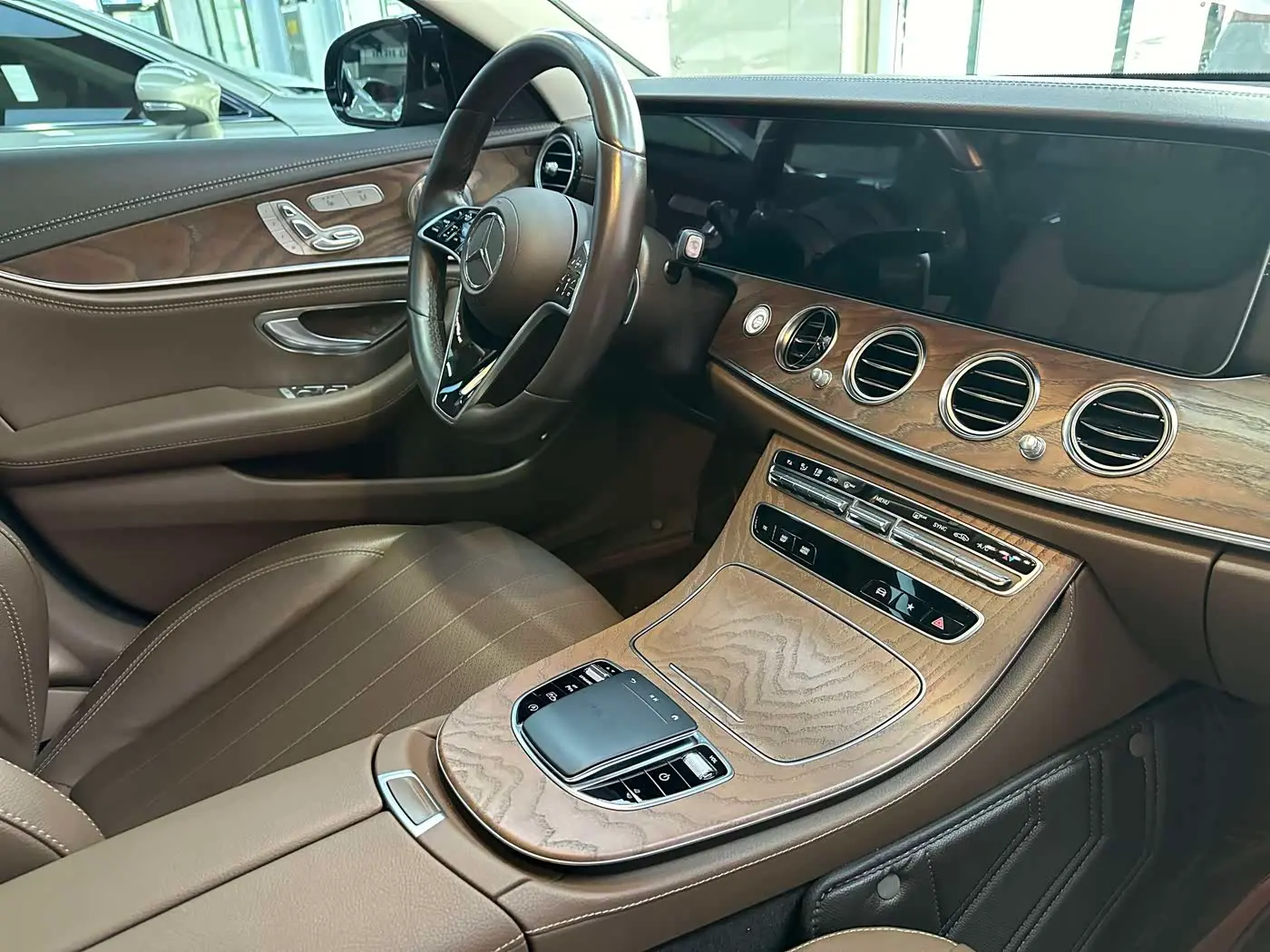 Mercedes-Benz E-Class 2024 — Photo 12/12