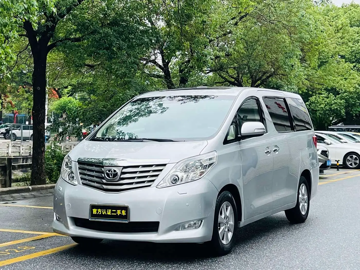Toyota Alphard 2011 — Photo 1/20