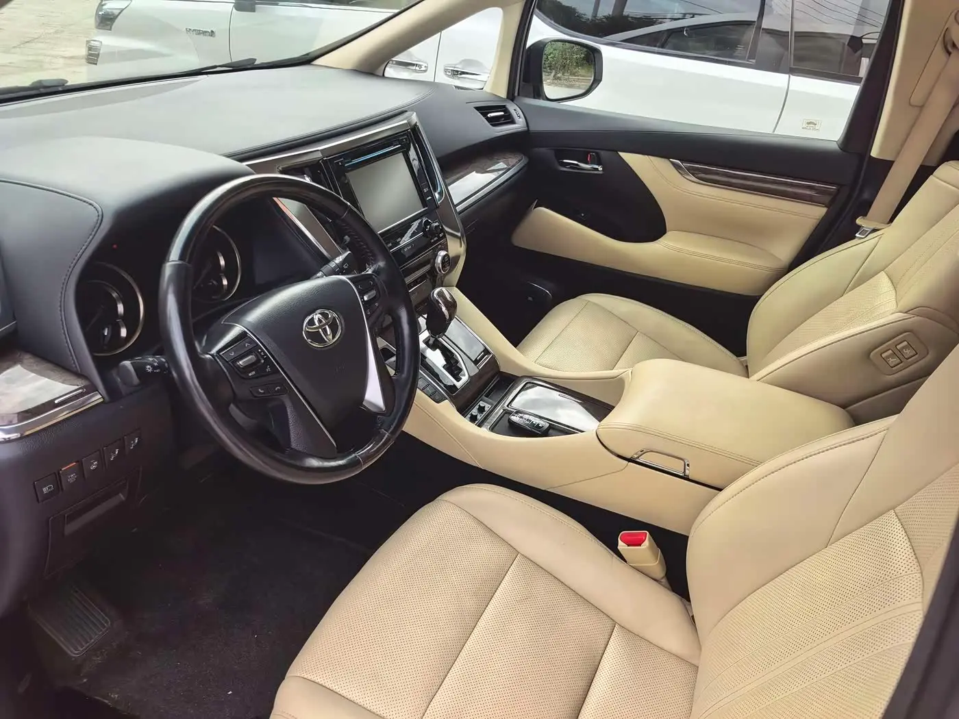 Toyota Alphard 2020 — Photo 7/13