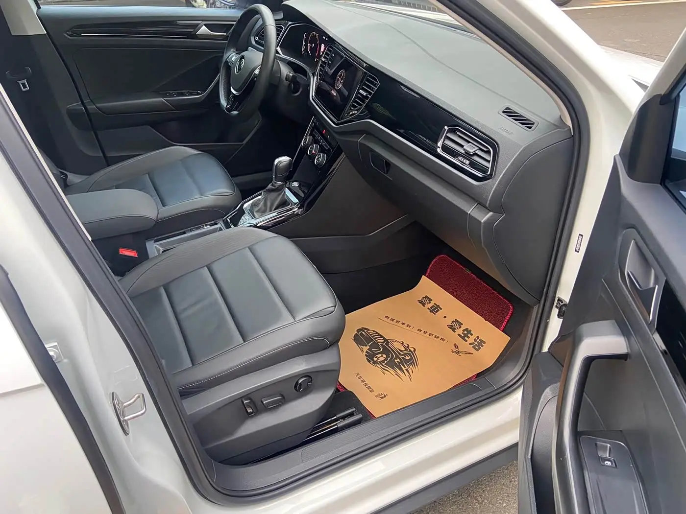 Volkswagen T-ROC 2023 — Photo 11/16