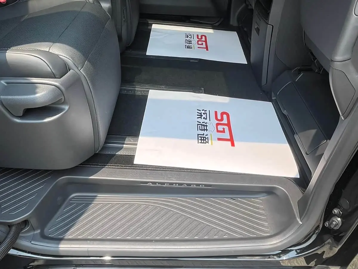 Toyota Alphard 2025 — Photo 13/14