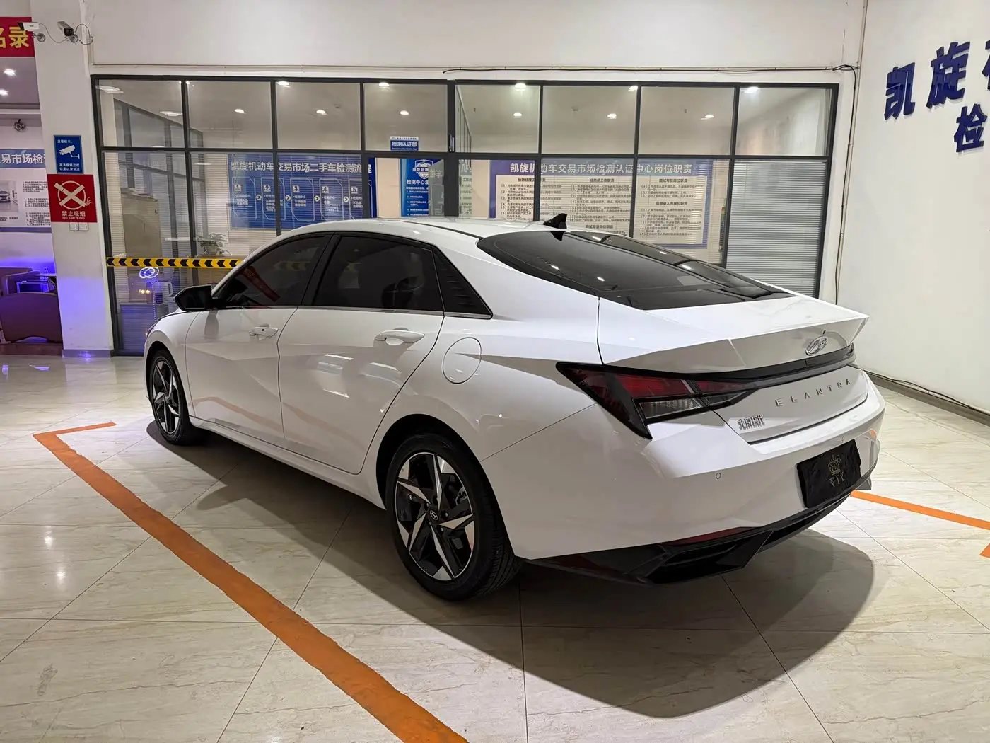 Hyundai Elantra 2023 — Фото 6/19