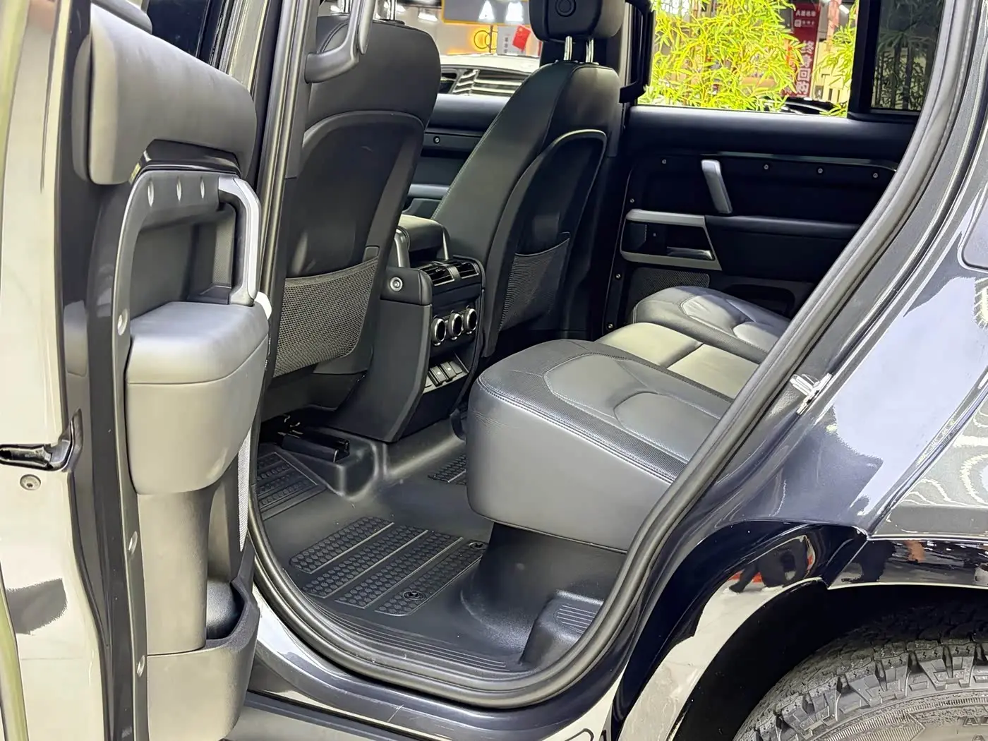 Land Rover Defender 2023 — Photo 12/20
