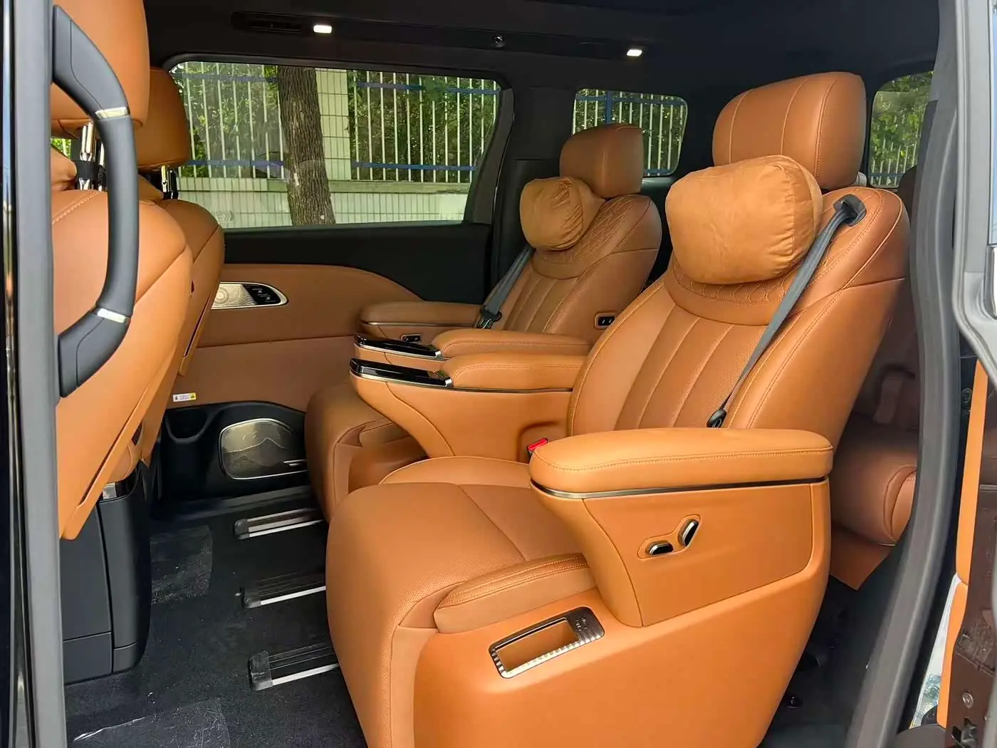 Hongqi HQ9 PHEV 2026 — Photo 10/13