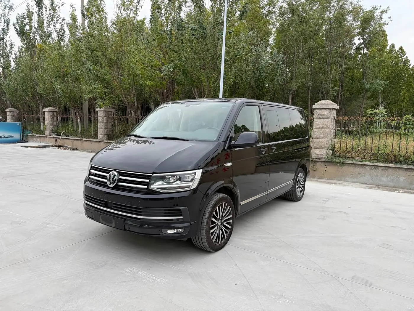Volkswagen Multivan 2018 — Photo 2/8