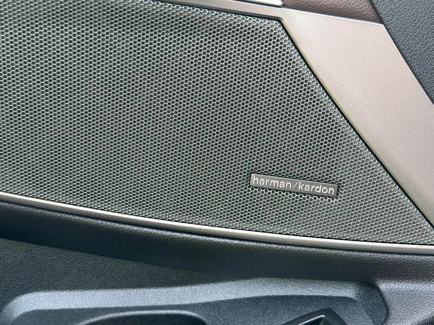 BMW 3 Series 2025 — Фото 18/20