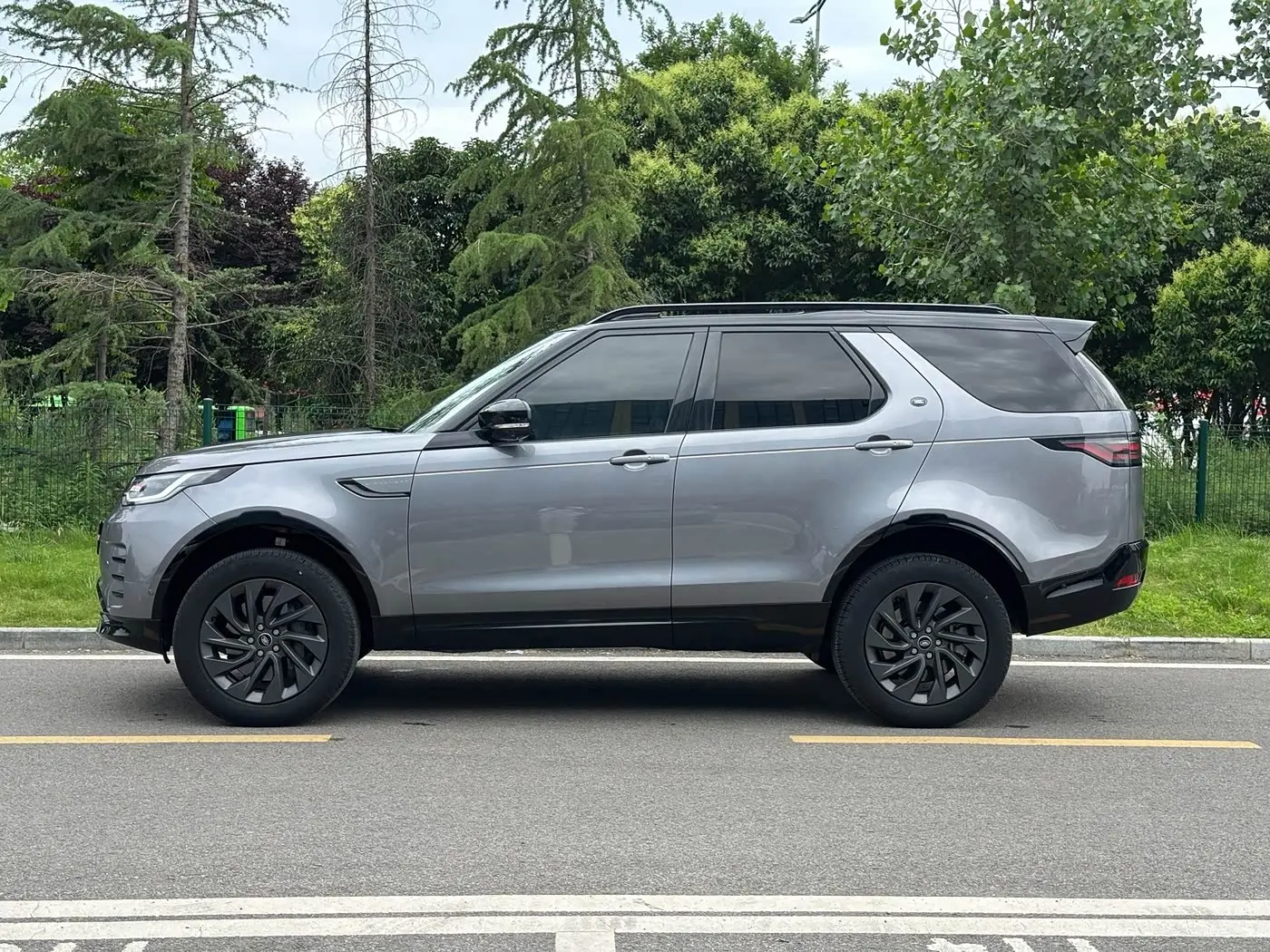 Land Rover Discovery 2023 — Photo 4/20