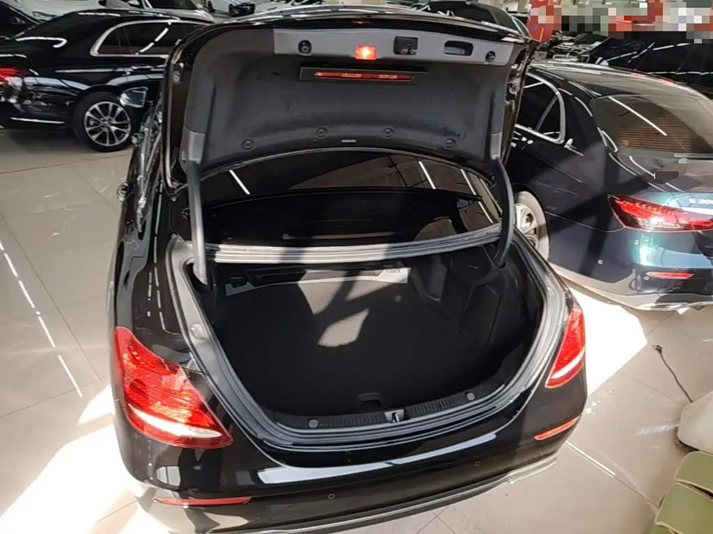 Mercedes-Benz E-Class 2019 — Photo 19/20