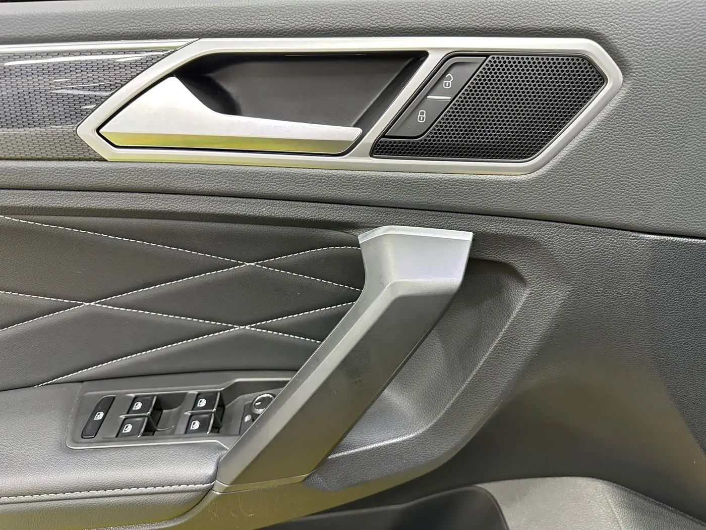 Volkswagen Tiguan L 2023 — Photo 12/20