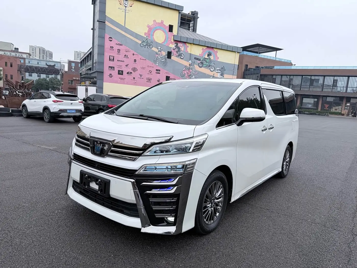 Toyota Vellfire 2022 — Photo 1/9