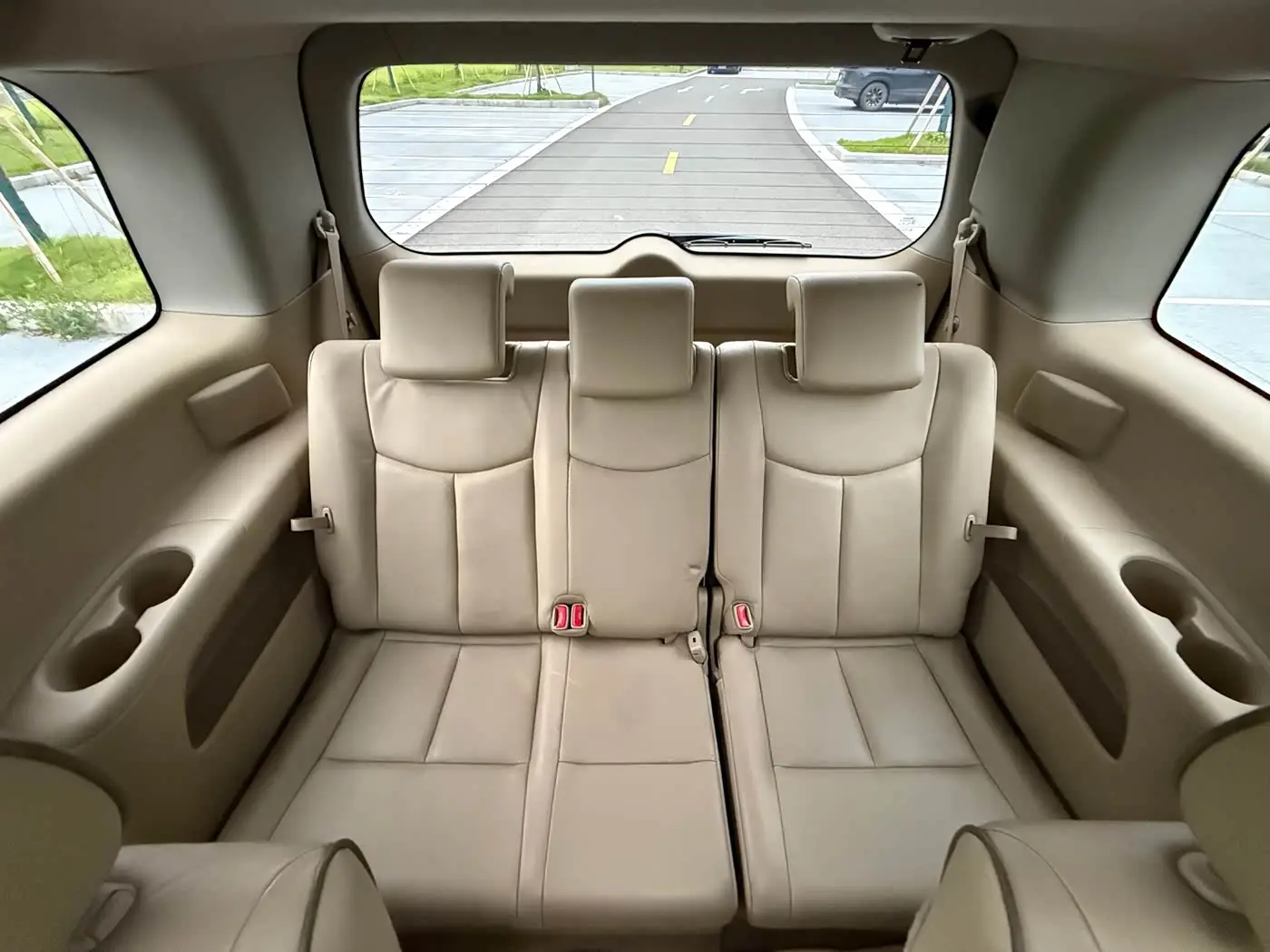 Nissan Quest 2017 — Photo 12/18