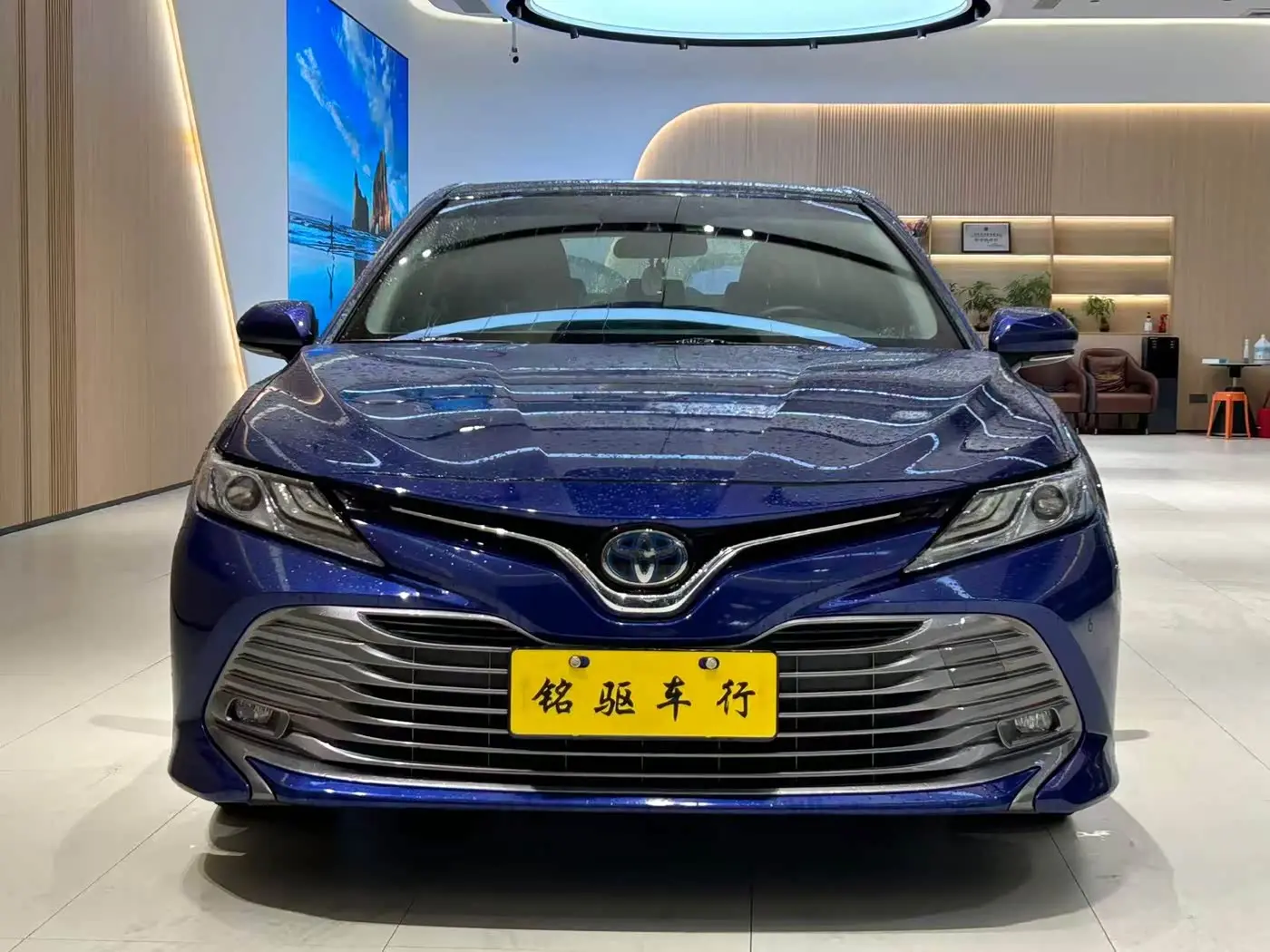 Toyota Camry 2018 — Фото 2/17