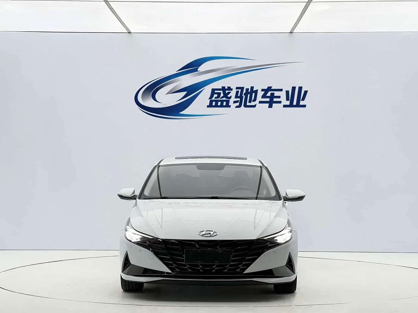Hyundai Elantra 2023 — Photo 2/20
