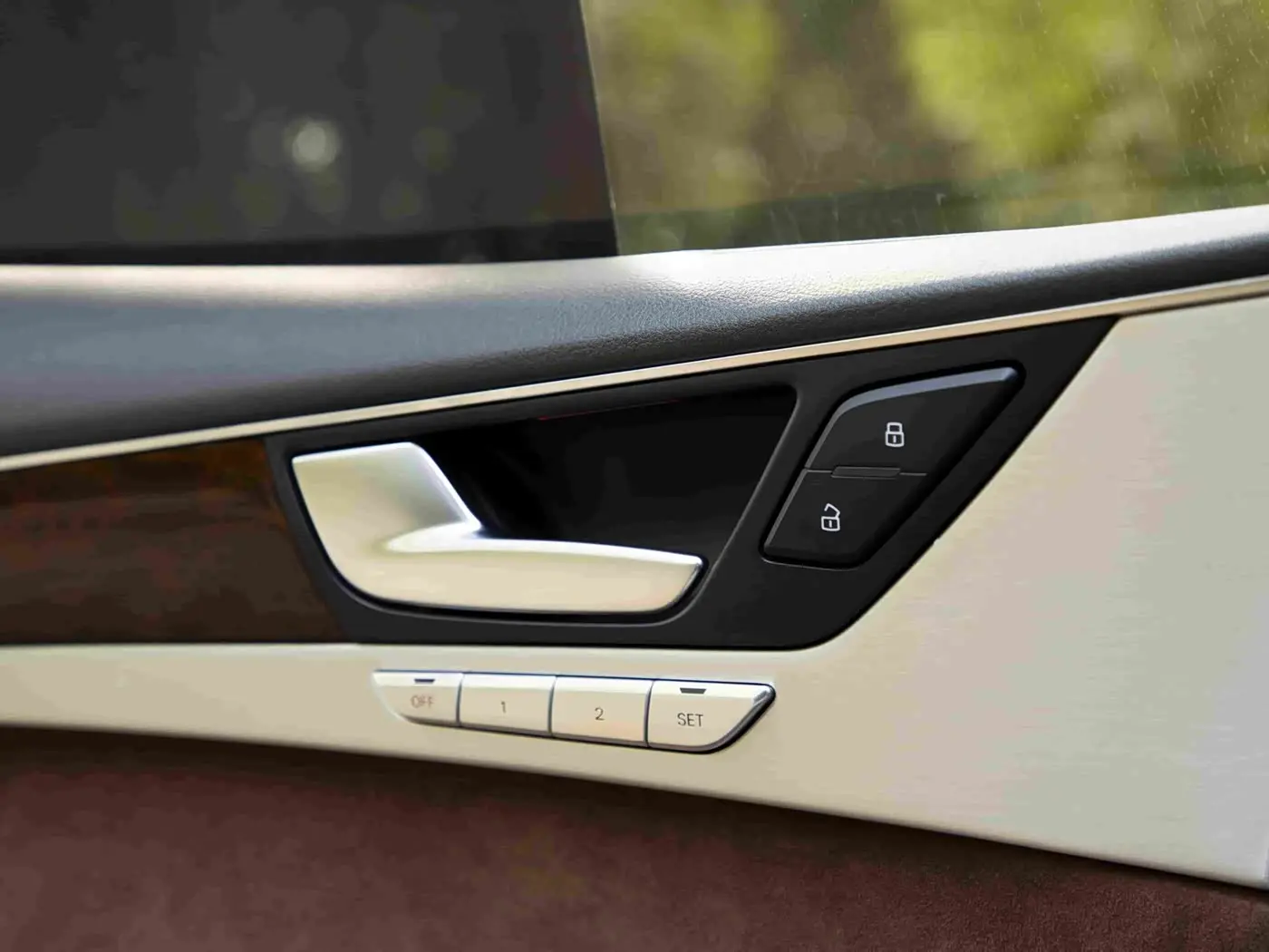 Audi A8 2012 — Photo 14/20