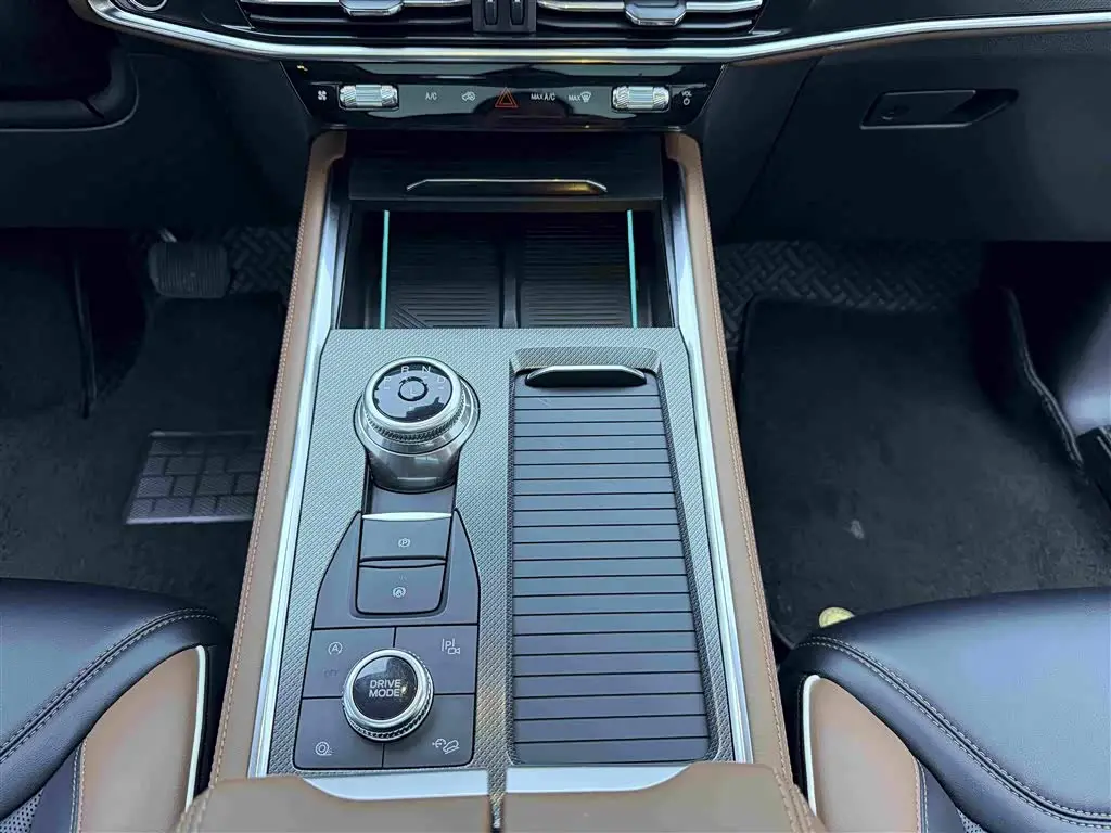 Ford Explorer 2023 — Photo 17/20