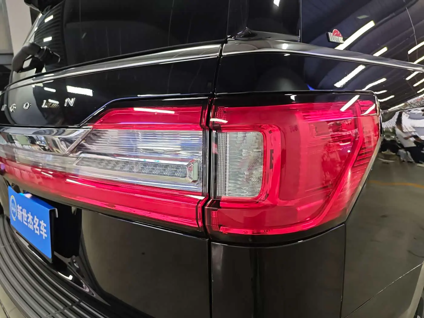 Lincoln Navigator 2021 — Photo 7/17