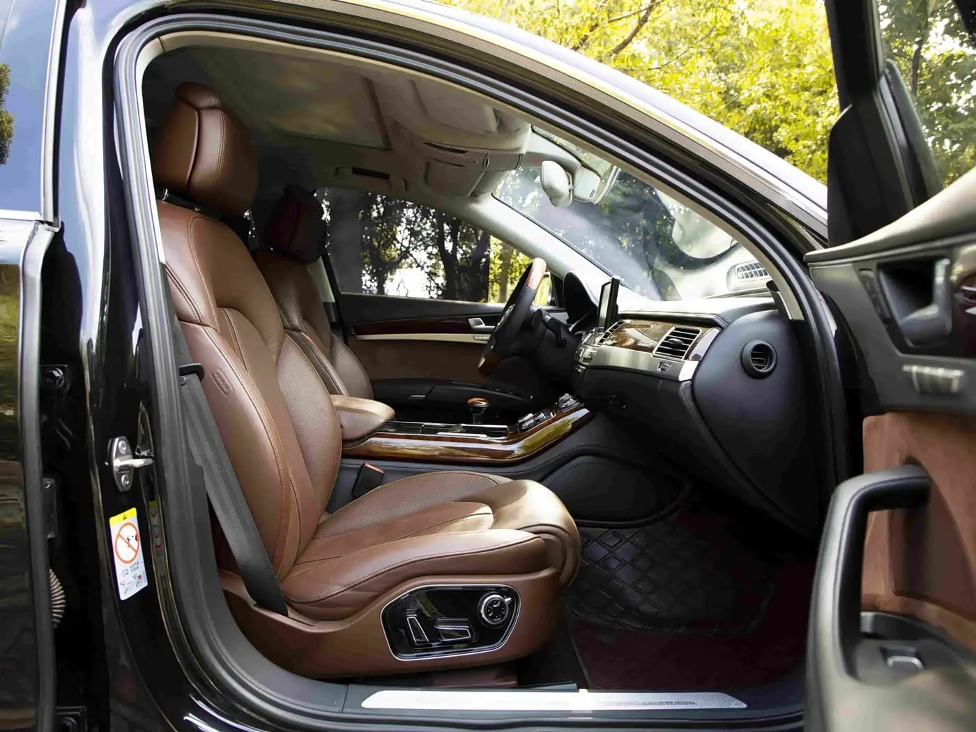 Audi A8 2012 — Photo 13/20