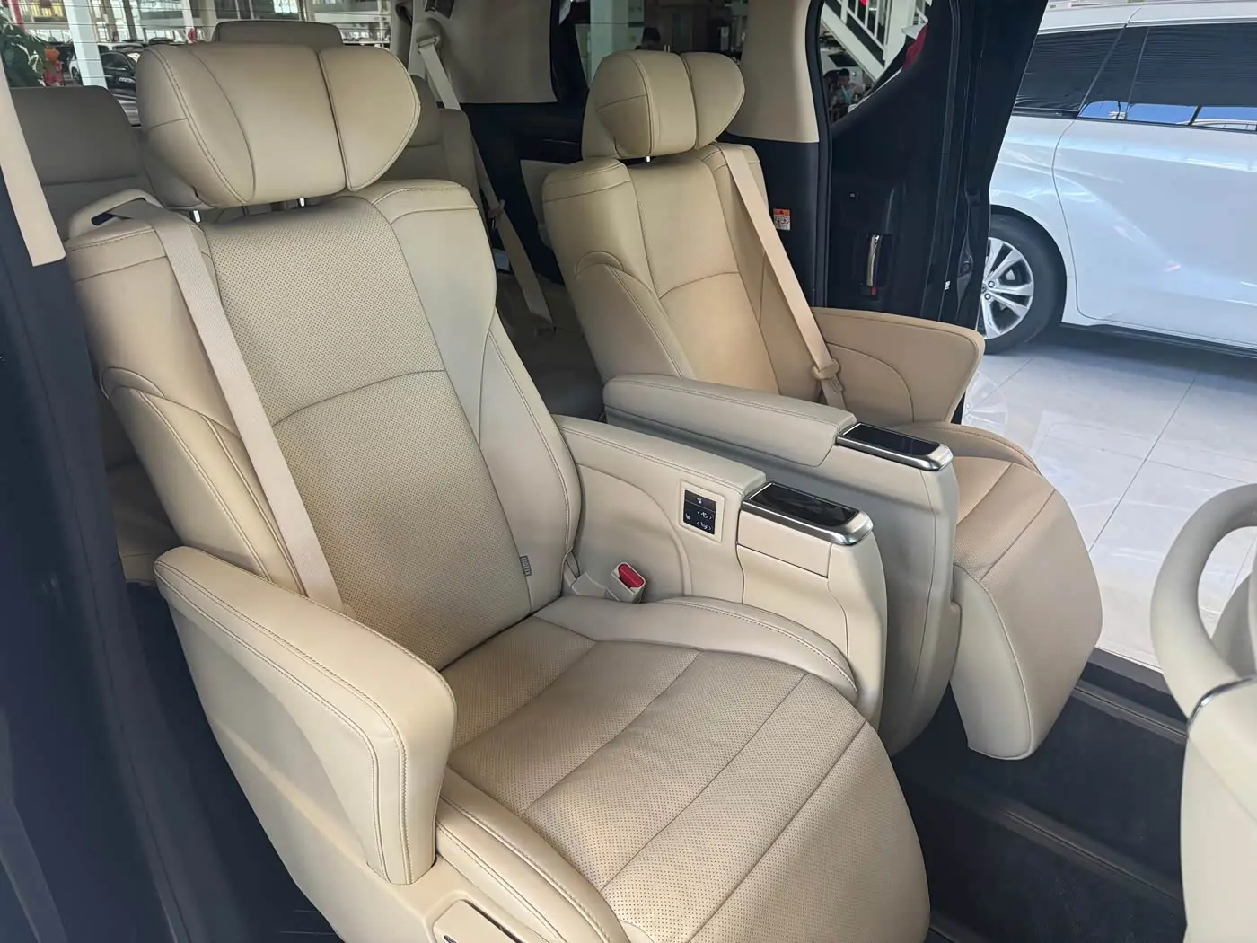 Toyota Alphard 2022 — Photo 12/14