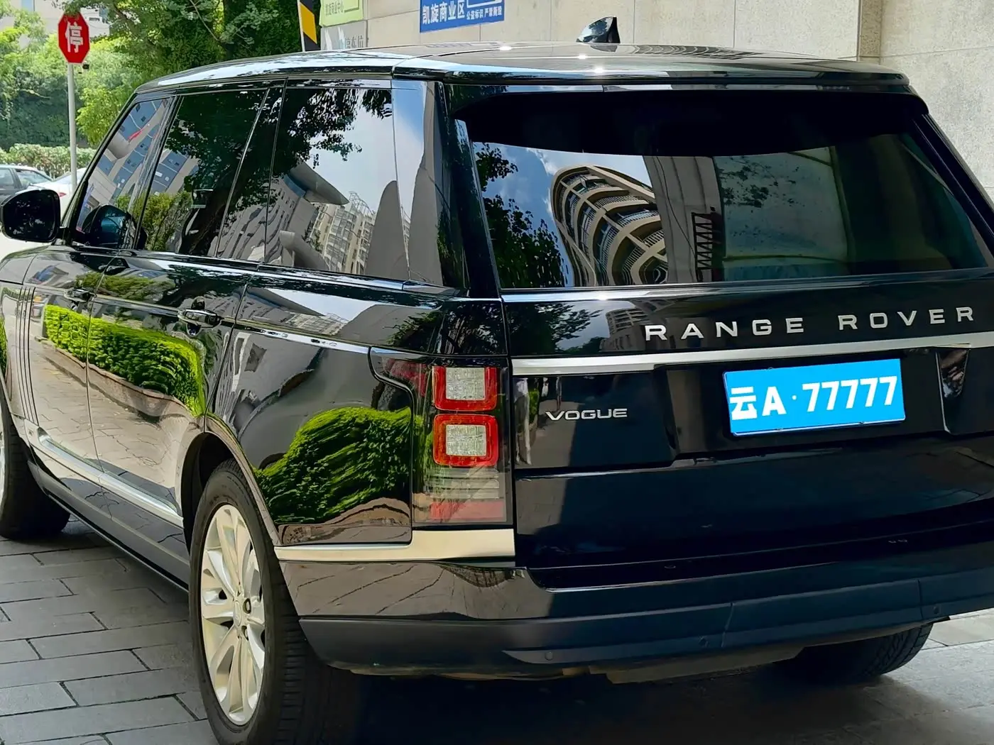 Land Rover Range Rover 2017 — Photo 6/20