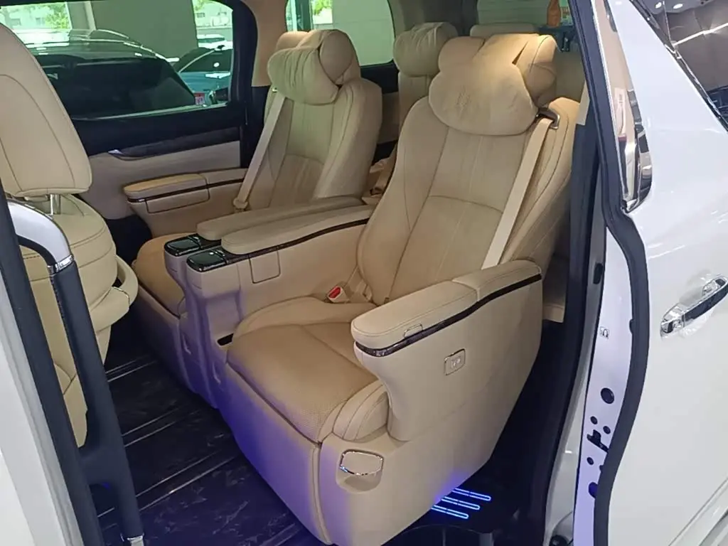 Toyota Alphard 2023 — Фото 17/20