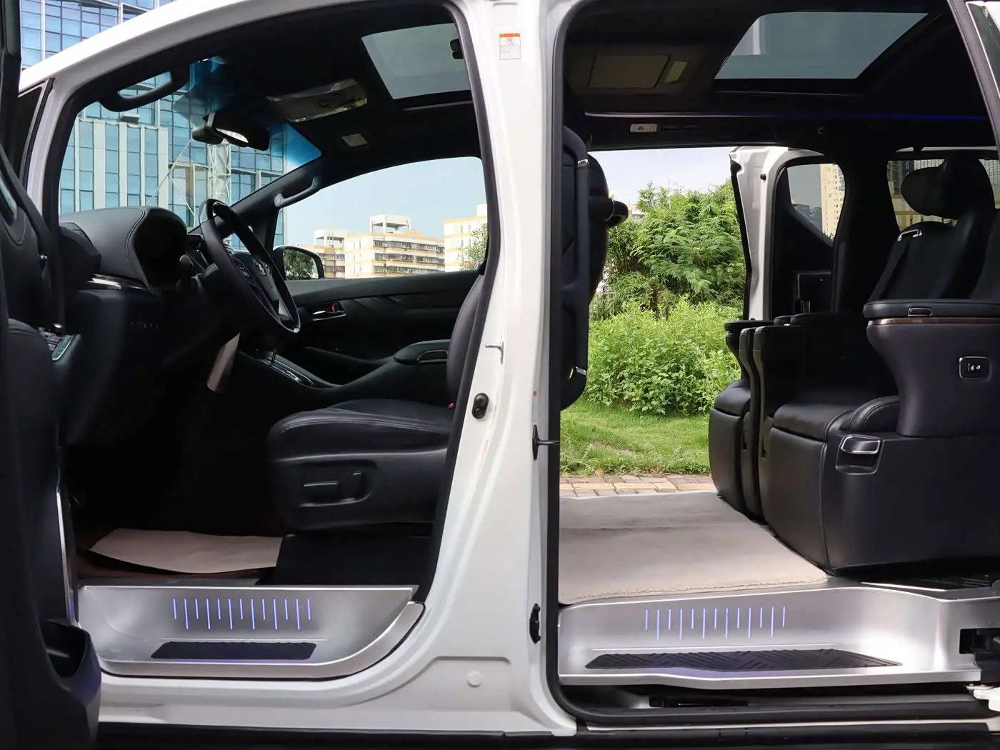Toyota Alphard 2019 — Фото 8/14