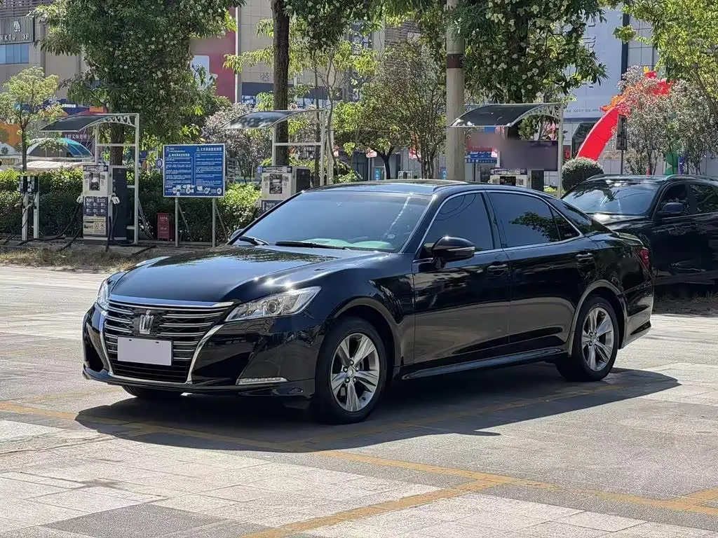 Toyota Crown 2017 — Şəkil 1/20