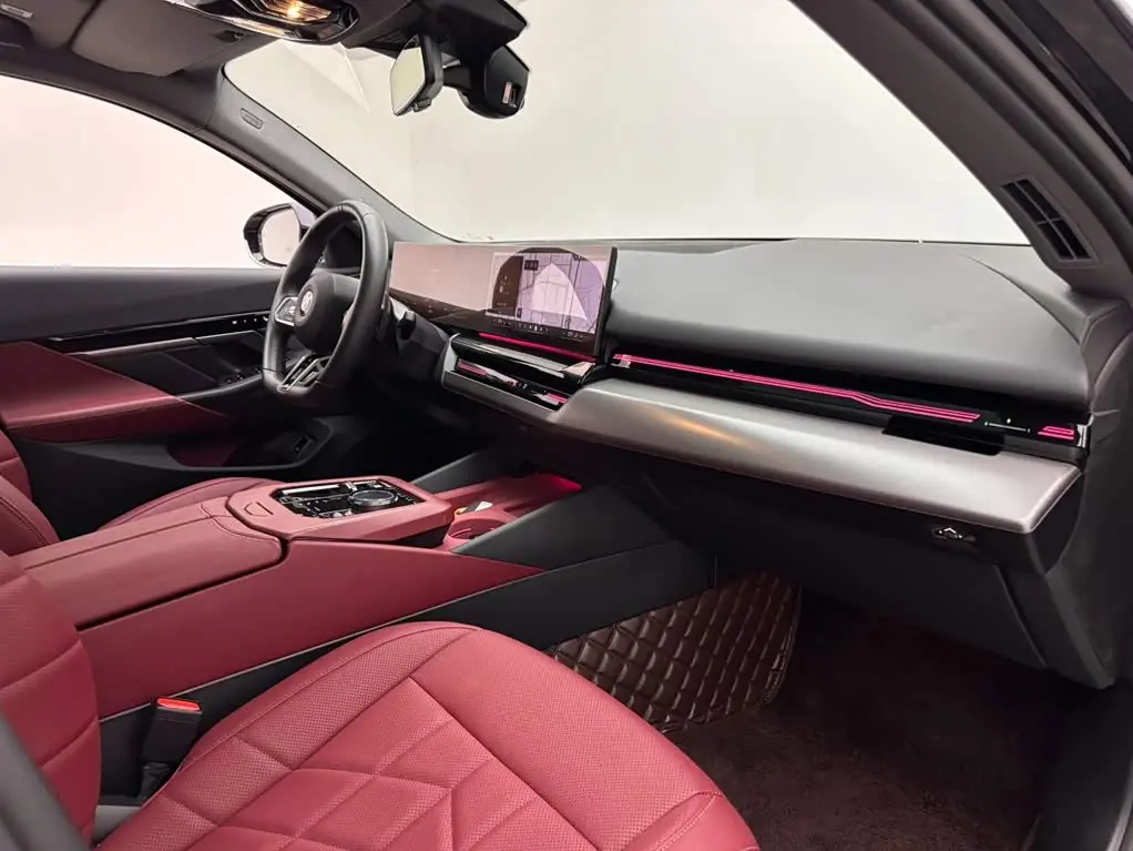 BMW 5 Series 2024 — Photo 11/16