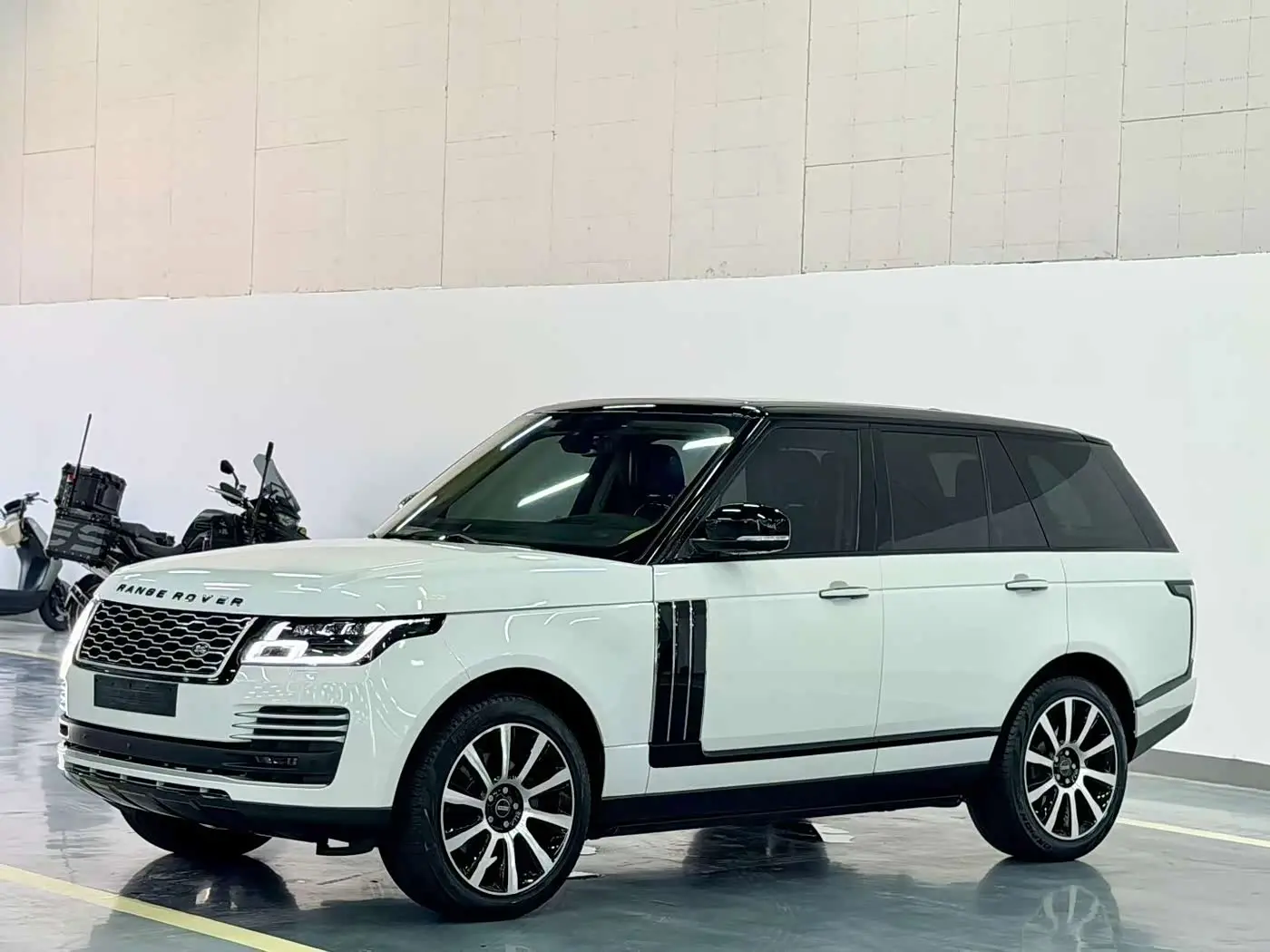 Land Rover Range Rover 2017 — Photo 1/9