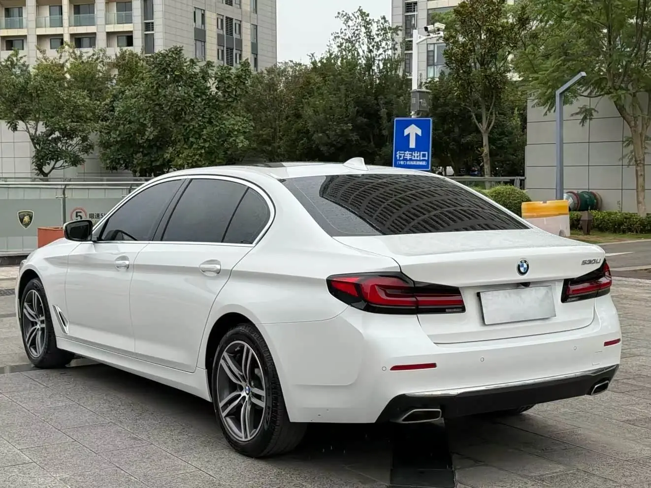 BMW 5 Series 2023 — Photo 7/9