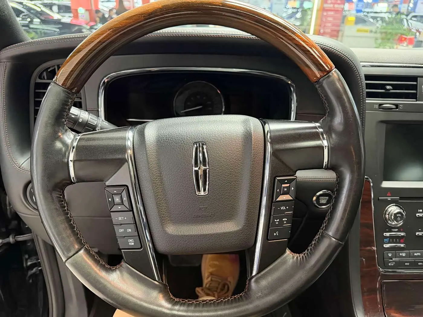 Lincoln Navigator 2017 — Photo 10/20