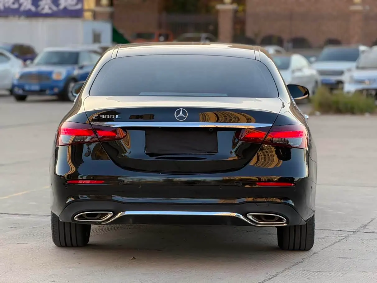 Mercedes-Benz E-Class 2023 — Photo 12/15