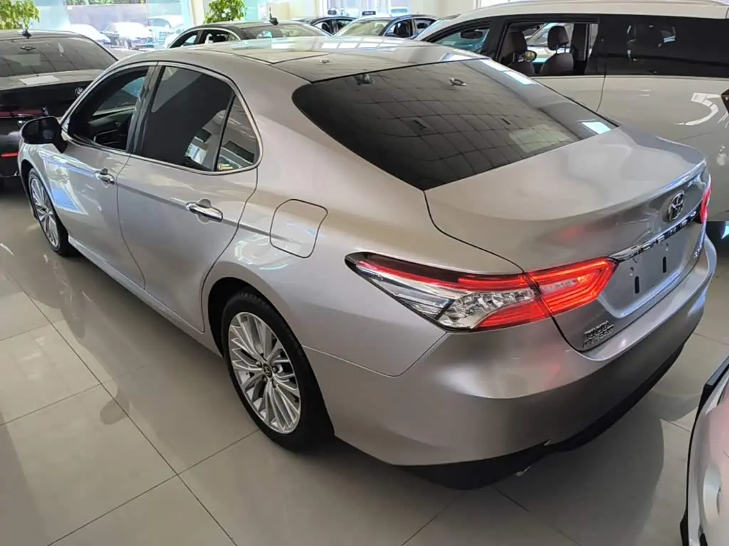 Toyota Camry 2018 — Фото 5/20