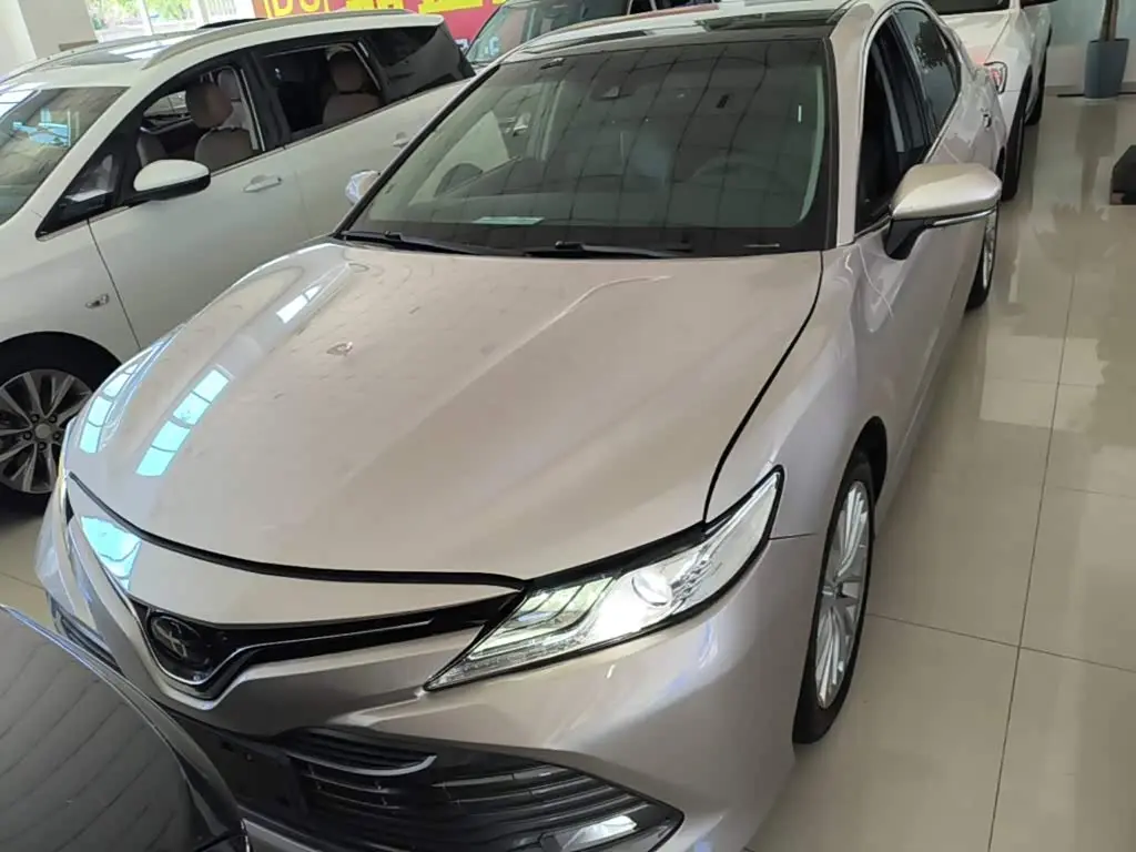 Toyota Camry 2018 — Фото 3/20
